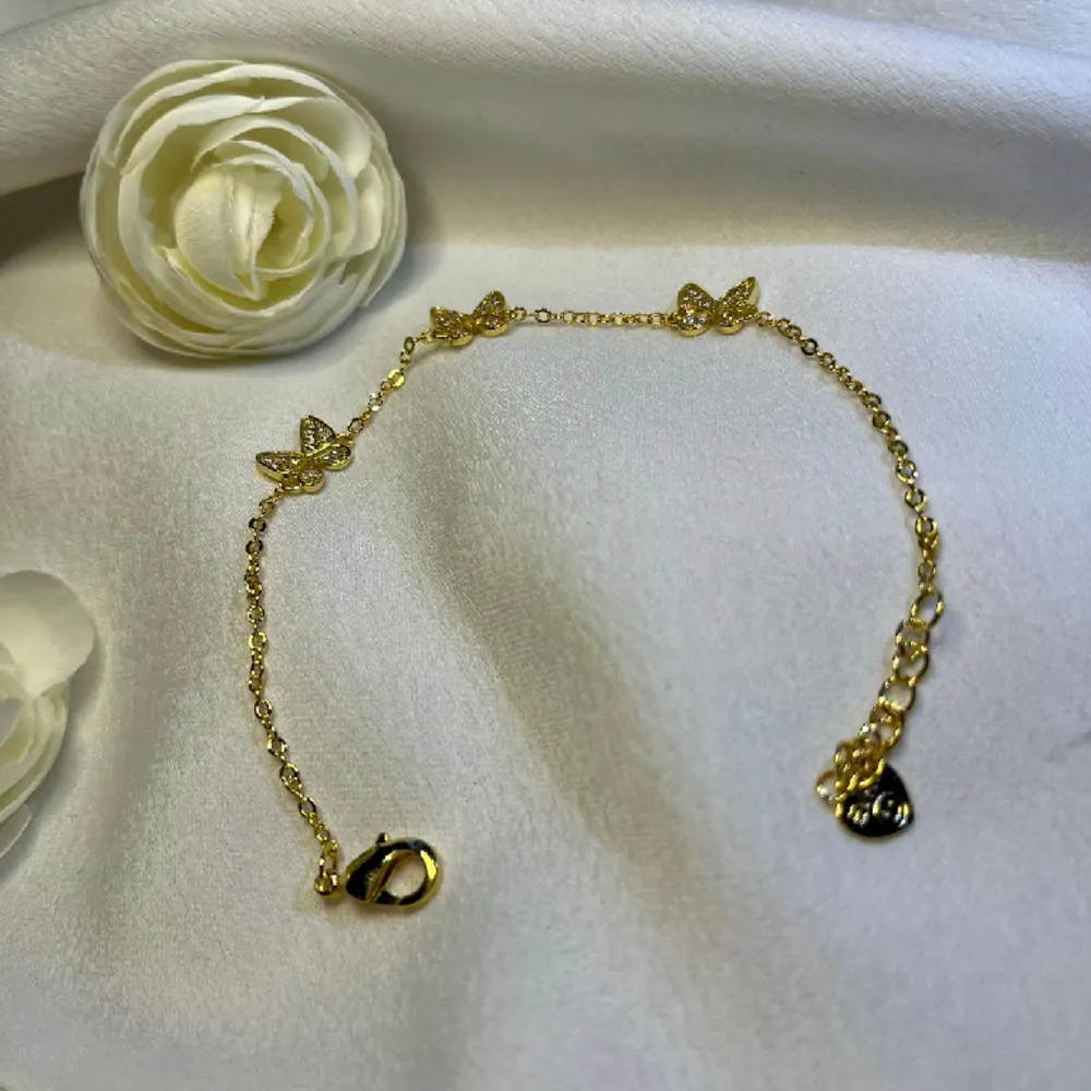 armbandet är silver 925 och planterad i 14k guld står det på hemsidan, aldrig använt och kom i påse vilket är ”prislapp”🌸 🌸20 cm lång. Asusteet.