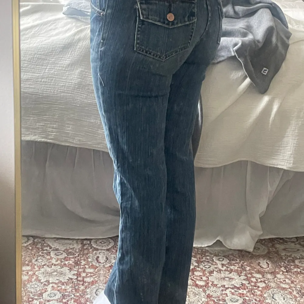 Säljer mina otroliga vintage jeans som är köpta i Bangkok! Jag är 160cm och de sitter perfekt längsmässit på mig. . Jeans & Byxor.