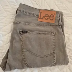 Säljer nu dessa slim Lee jeans då dom inte kommer till användning längre, väldigt snygga och passar fint till det flesta, om du har några frågor så är det bara att skriva. W 31 L 32. pris kan diskuteras, skick 9.5/10