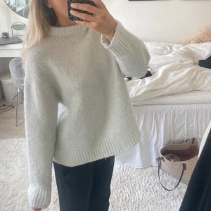 Vit stickad tröja - Inte nopprig eftersom den är i ull🤩 sticks ej