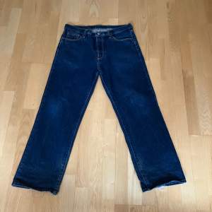 Äkta Evisu jeans i bra skick förutom att de är lite slitna i längst ner på jeansen. Storlek 36 men sitter mindre. Säjer då de inte är min stil längre. Köparen står för frakt