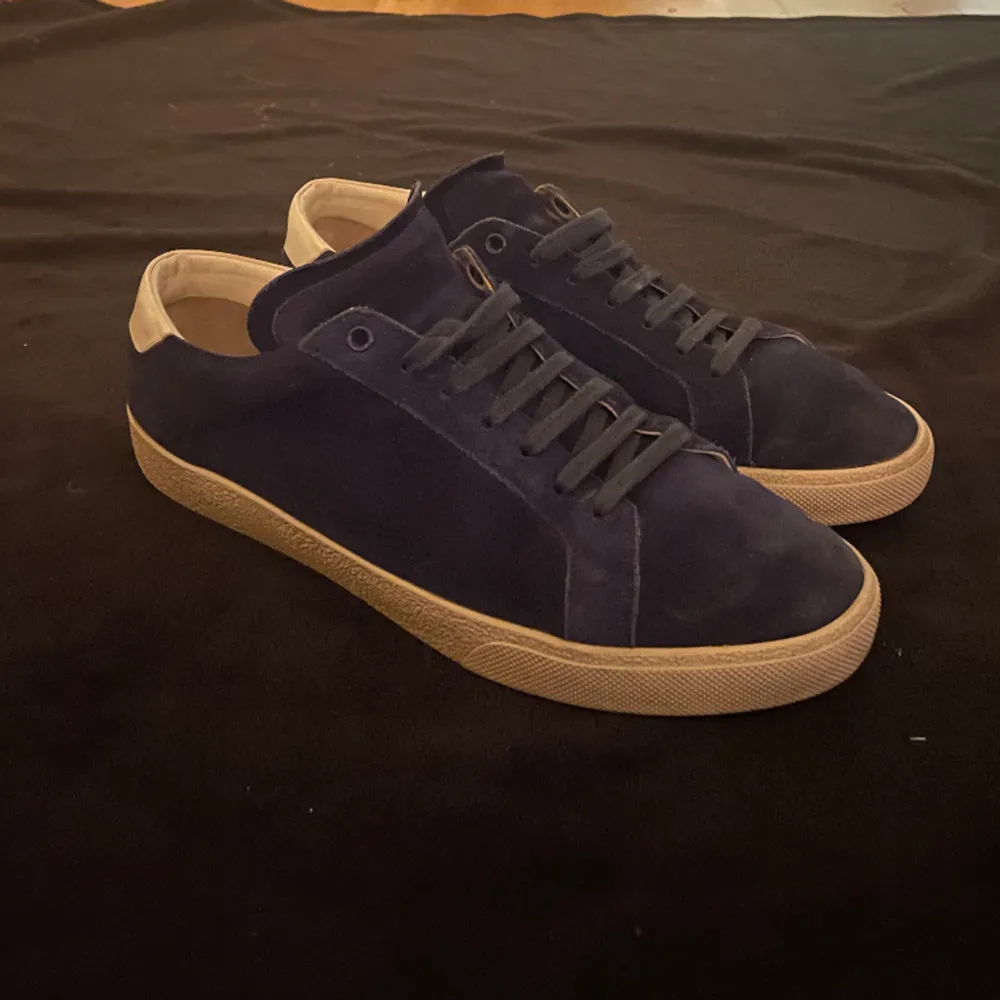 Tja säljer dessa blåa saint Laurent skor i mocka. Skicket på skorna är 9/10 med inga defekter. Storleken på skorna är 44. Nypris, 6000kr, mitt pris 2799kr. Skriv för ytterligare frågor eller funderingar . Skor.