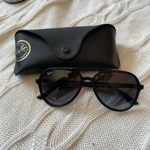 Ray ban solglasögon - Rayban solglasögon i toppskick med fodral. Nypris 1650kr Pm vid övriga frågor