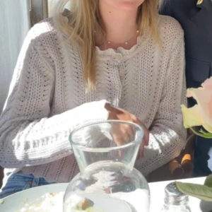 kofta - säljer den här fina koftan! är i strl L från kappahl men sitter som på bilden på mig med s. 💗 har verkligen älskat denna! hör av er vid frågor! frakt tillkommer