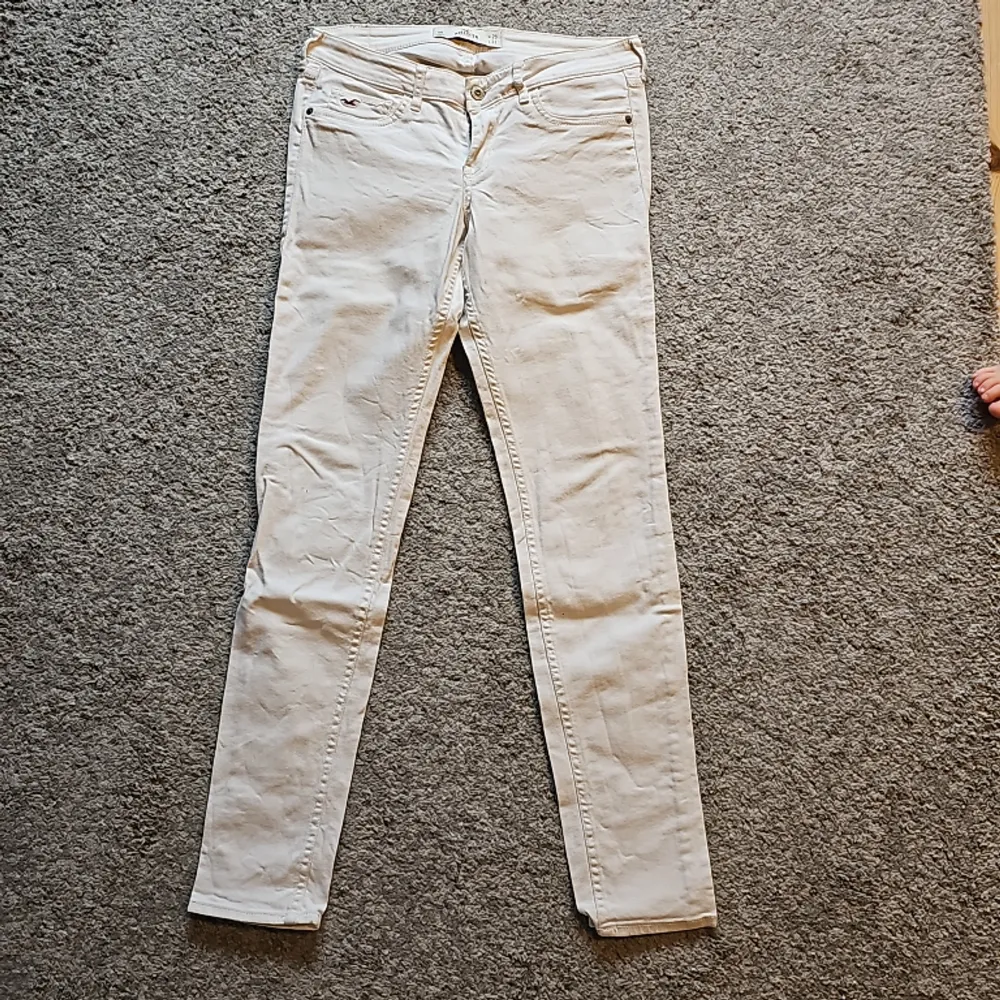 Vita jeans från Hollister. Knappt använda. Inga fläckar. Storlek W29 L31. Jeans & Byxor.