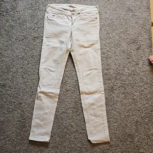 Vita jeans från Hollister. Knappt använda. Inga fläckar. Storlek W29 L31