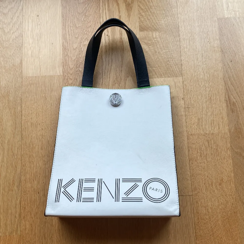 Säljer min Kenzo väska då den inte längre används😢 har använt den mycket vilket kan synas lite på framsidan, annars superfint skick😍 mått ca 30x25x10cm. Väskor.