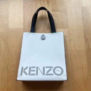 Säljer min Kenzo väska då den inte längre används😢 har använt den mycket vilket kan synas lite på framsidan, annars superfint skick😍 mått ca 30x25x10cm