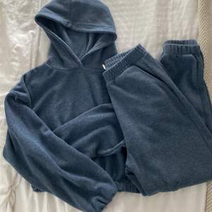 Mjukis set från pull&bear i storlek M men fungerar som S. Nyskick, säljer för 150kr✨