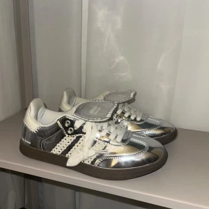 Adidas x wales bonner  - Aldrig använda. Kan gå ner i pris vid snabb affär! 