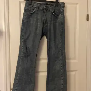 Super snygga lågmidjade jeans som är köpta second hand, perfekt längd för mig som är 168😊