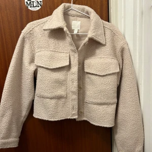 Teddyjacka ljusrosa - En jättemysig kort teddyjacka från hm som är näst intill oanvänd! 