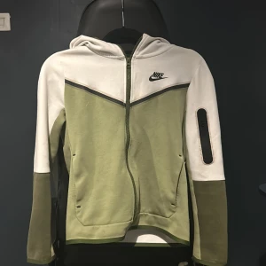 Nike tech - L i barn storlek 147-158, bra skick, några bruna flekar går säkert ta bort med något medel