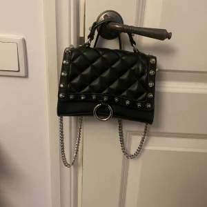 Väska från Zara - Jättefin växa som är precis lagom stor från Zara☺️