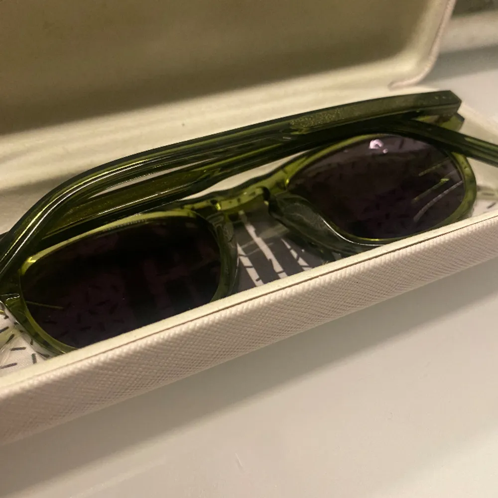 Säljer dessa helt oanvända Chimi 002 KIIWI solglasögon i ett extremt bra skick.  Perfekta sommarglasögonen!!🫶🏼🫶🏼. Övrigt.