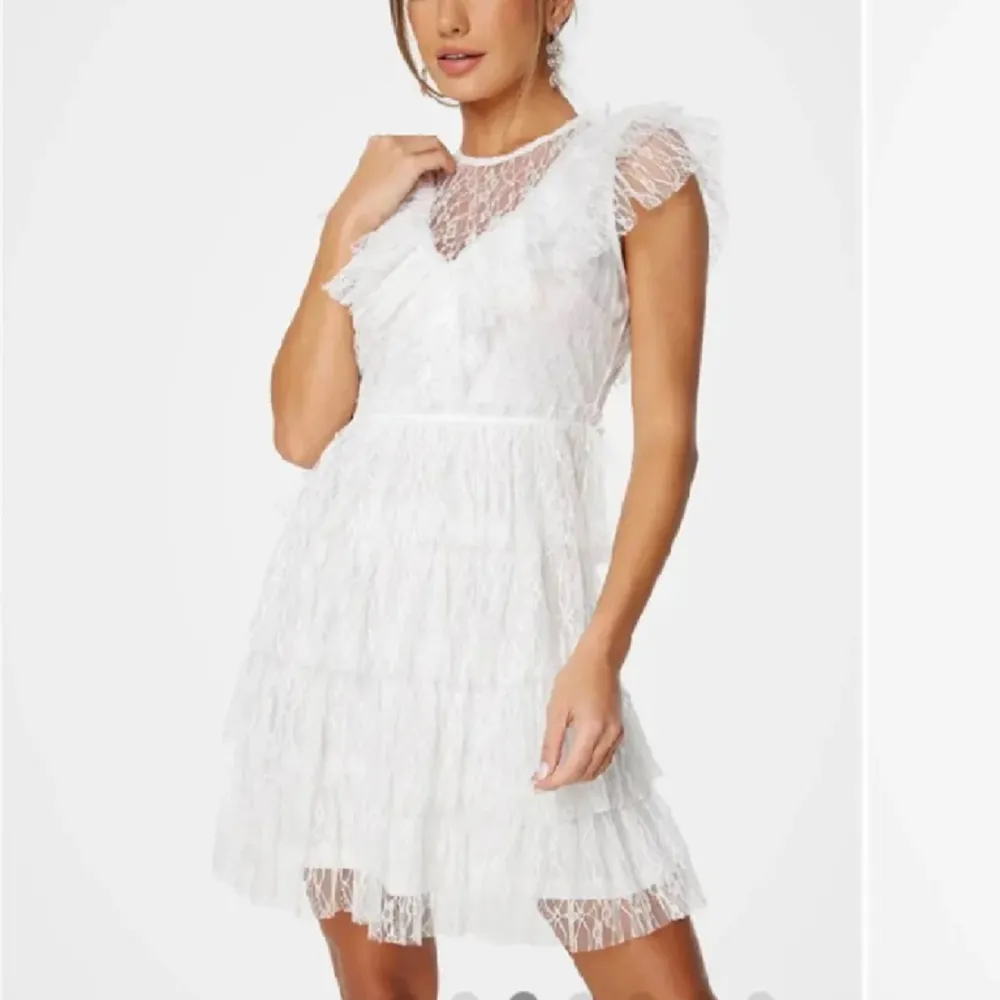 Intressekoll på denhär fina klänning som heter ”Litzy frill dress” som säljs på bubbleroom🥰 Den är i storlek medium! Kom med bud om ni är intresserade💖. Klänningar.