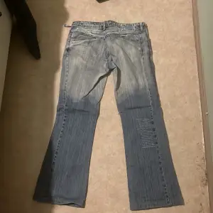 Säljer dessa jeans som är köpta i Tyskland. Känner inte till märket men märket heter dyms!💕