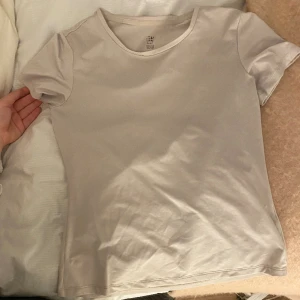 Träningströja - Träningströja från H&M i en beigeaktig färg. Sitter superfint på kroppen och är väldigt bekväm att träna i. Går även att använda till vardags. Den är luftig och blir nästan lite svalkande när du springer. Hör av dej vid frågor eller intresse ❤️❤️