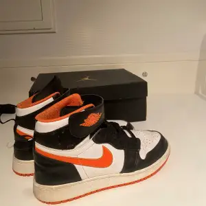 Säljer mina Nike air jordans high i en unik färg! Skorna är använda men fortfarande i bra skick! Säljes för 1000kr, prutat och klart. Inköpta för ca 2500. Stl 40 men passar mig som normalt är en 39a.