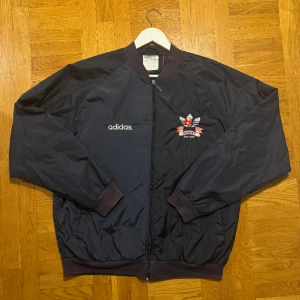 90s Vintage Adidas Jacka Fotboll - Marinblå Fotbollsjacka Norska landslaget från sent 90-tal när Norge bar adidas. Liten obetydlig blå fläck på baksidan.
