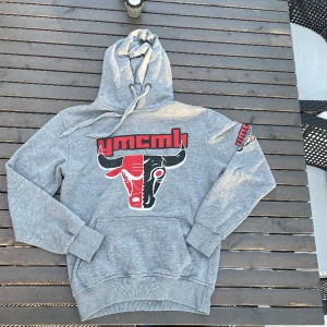 Chicago bulls hoodie  - Riktigt snygg bulls hoodie! Säljs då den inte passar längre. Nypris 800