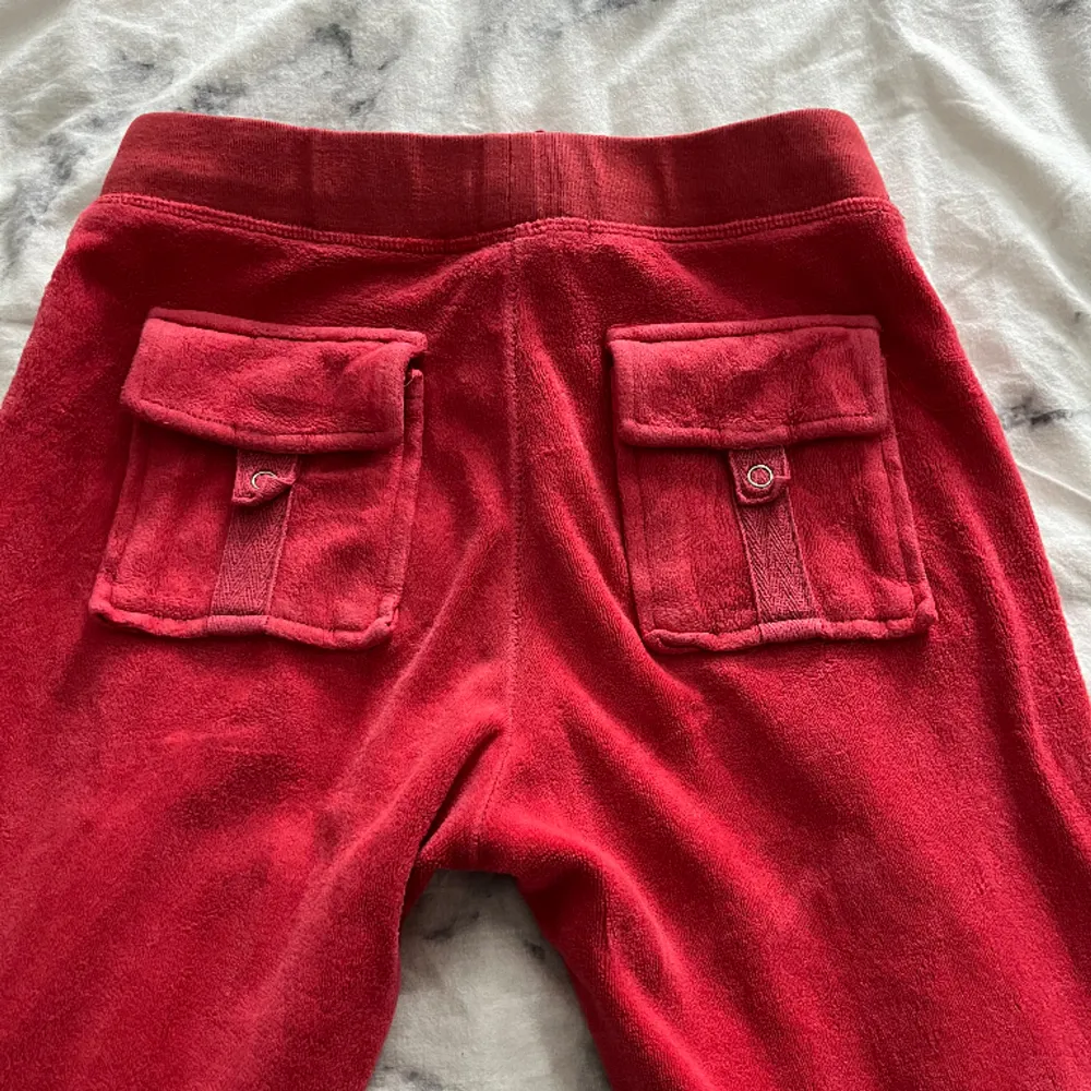Jättefina vintage juicy byxor som tyvärr inte kommer till användning längre ❤️står storlek S men passar även mig som har XS. Tyget är lite strävt men inget man tänker på. Skriv vid funderingar 🎀. Jeans & Byxor.