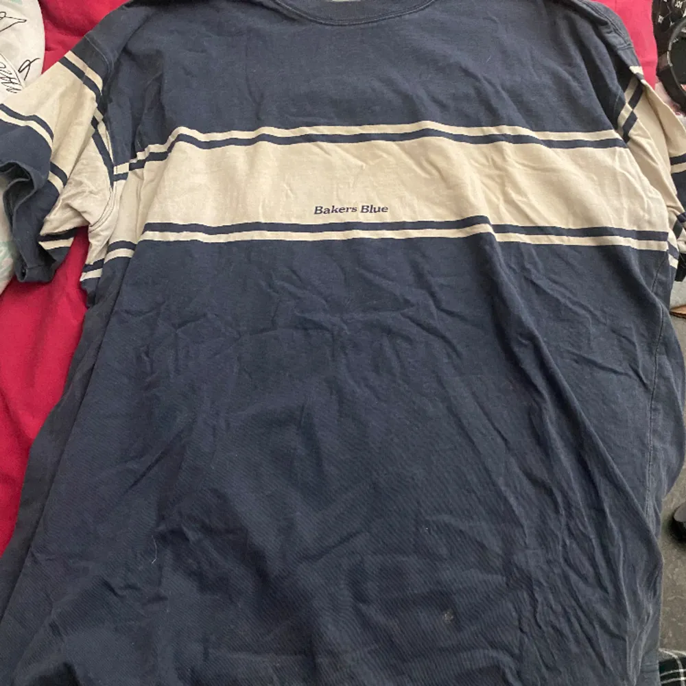 en random tröja jag köpt begagnat, fläcken va där när jah köpte den men inget som syns när man har på sig tröjan, väldigt mjuk i skön, köpt för 150. T-shirts.