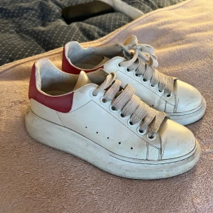 Alexander McQueen  - Alexander McQueen sneakers. Storlek 36, har inte kartong eller kvitto. Men kan skicka bild på sula/koden i så ni ser att dom är äkta 