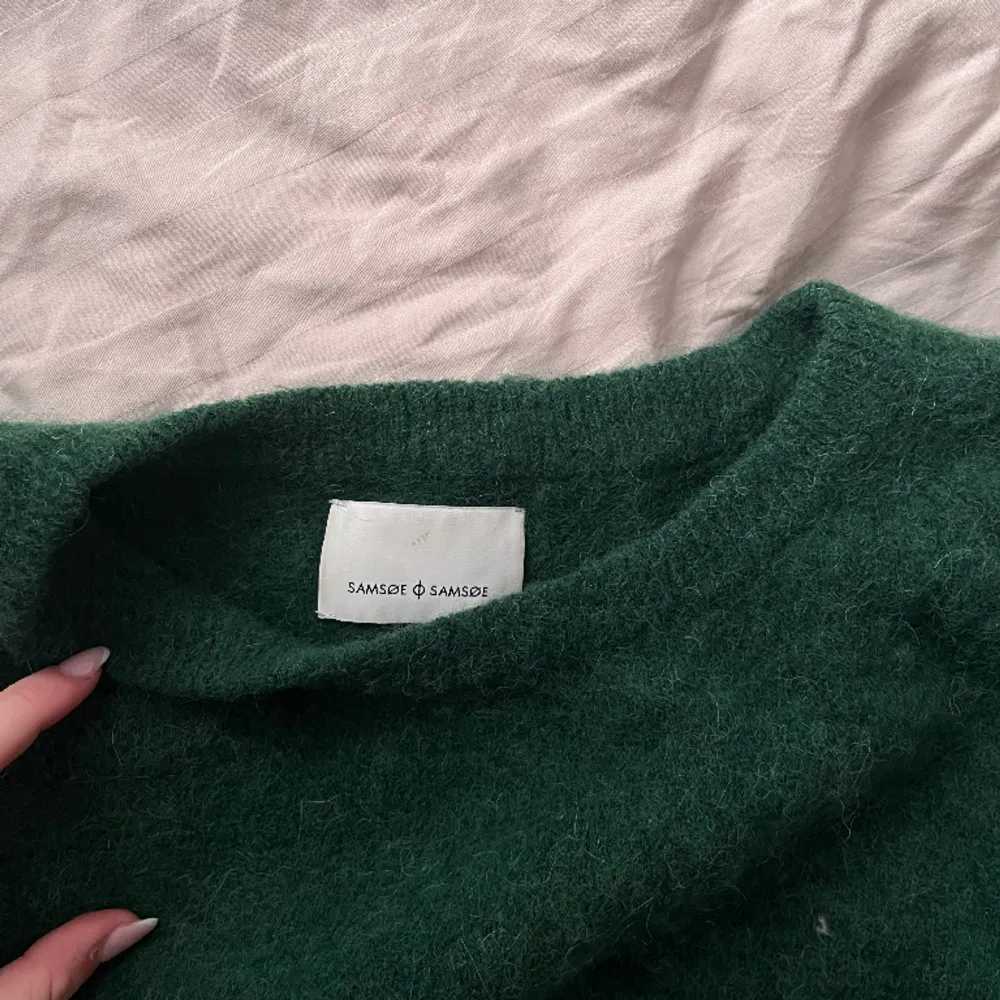 Stickad tröja från samsoe i fin grön mosssig färg. Köpt för 1400 från boozt.🥰 passar en XS/S. Skriv vid frågor eller intresse. Säljer för 400.. Stickat.