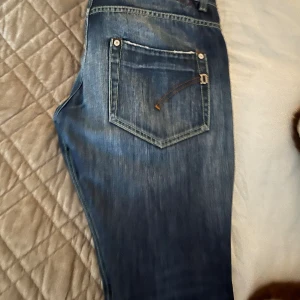 Dondup jeans - Riktigt feta jeans från dondup med lite slitningar!! Hör av er vid intresse!! Öppen för trades!! Pris diskuterbart vid snabb affär!!
