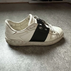 Valentino Open  - Säljer mina valentinos då de ej kommer till användning längre. Använda, därav priset. strl 40 passar 41. Box, kvitto finns. Endast skor medföljer. möts upp gbg eller fraktar 