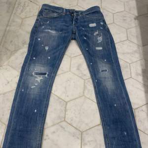 Säljer nu dessa riktigt snygga jeans| Märket är dondup och är köpta på United fashion i Gbg| Nypris ca 3000kr mitt pris 850kr| Vid frågor eller funderingar hör av dig privat| Kan gå ner i pris vid snabb affär!