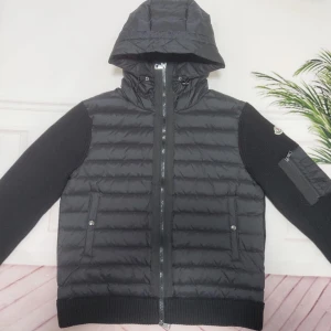 Moncler Cardigan - Säljer nu min Moncler Cardigan som jag använt ett tag skick skulle jag vilja påstå är en 9/10 eftersom den är använd. Men inga hål eller något på den. Den kommer utan en box men en påse följer med kan visa bild på den sen