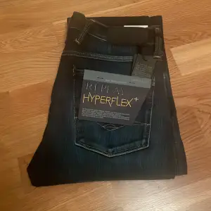 Tja! Säljer nu dessa helt nya replay jeansen då de inte passade mig. De är 10/10 skick och är modellen anbass. Storlek L34 W31.