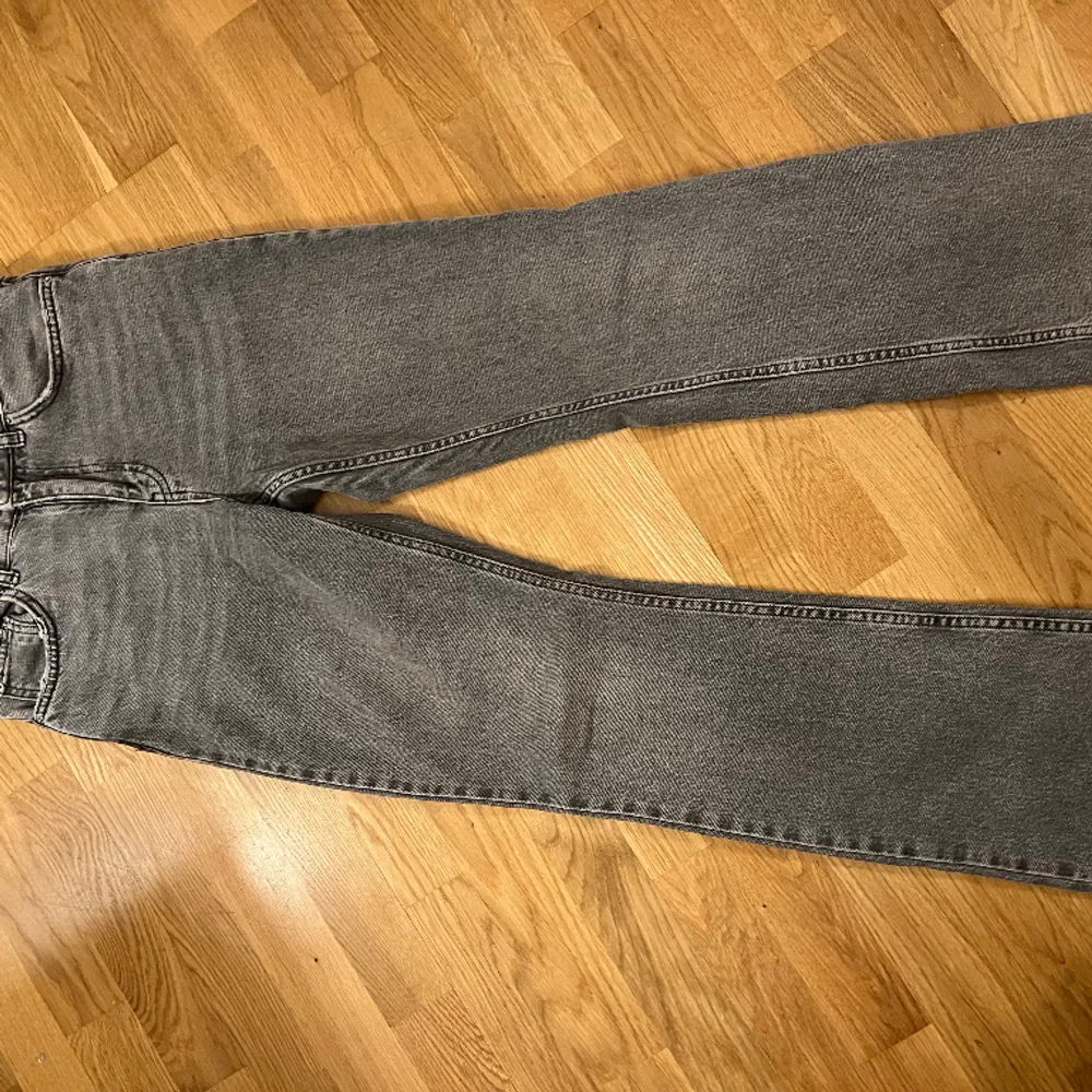 Säljer dessa jeans. De är använda få gånger och är midwaist. Som nya💗. Jeans & Byxor.
