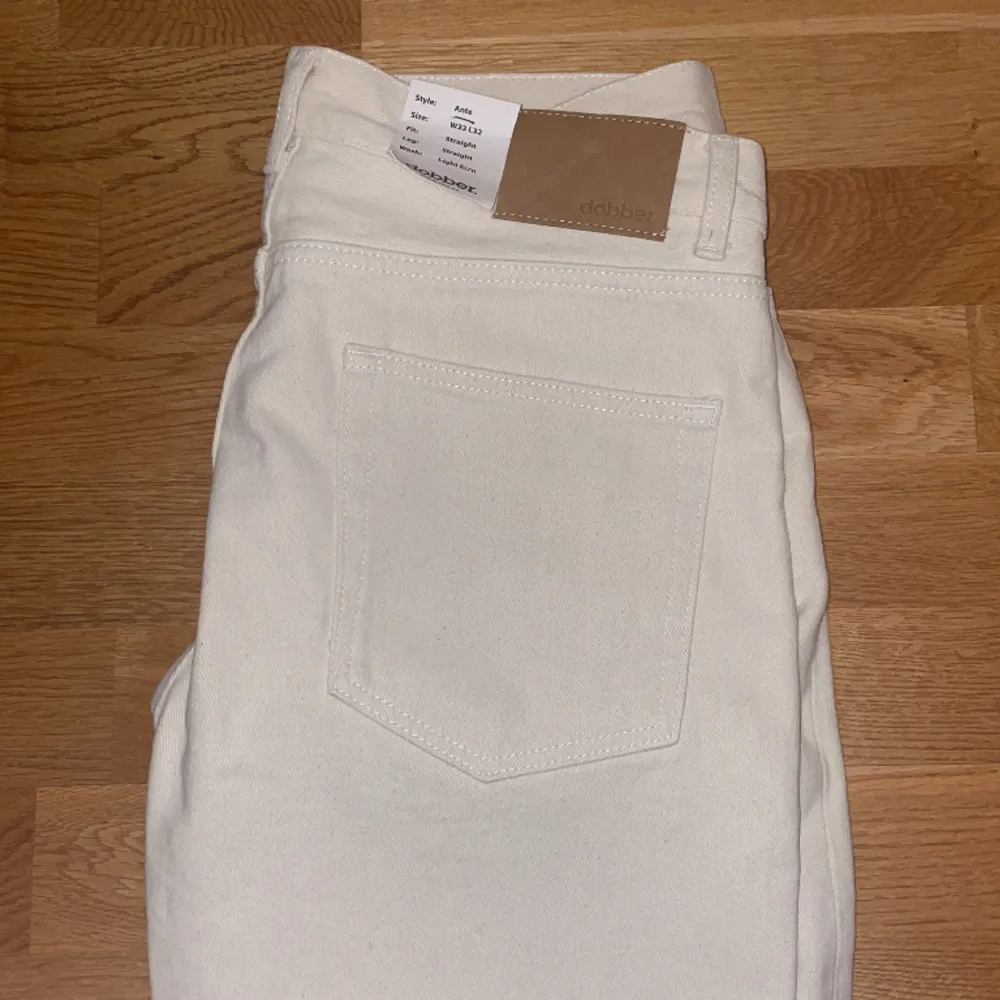Tja! Sälker nu dessa helt nya dobber jeansen. Färgen är beige/cream och storlek L32 W33. Pris kan diskuteras. Jeans & Byxor.