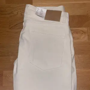 Tja! Sälker nu dessa helt nya dobber jeansen. Färgen är beige/cream och storlek L32 W33. Pris kan diskuteras