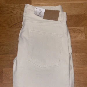Dobber jeans - Tja! Sälker nu dessa helt nya dobber jeansen. Färgen är beige/cream och storlek L32 W33. Pris kan diskuteras