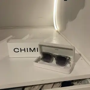 Säljer ni dessa chimi ercu 04 solglasögonen!bara skriv ifall det är något ni undrar över😃