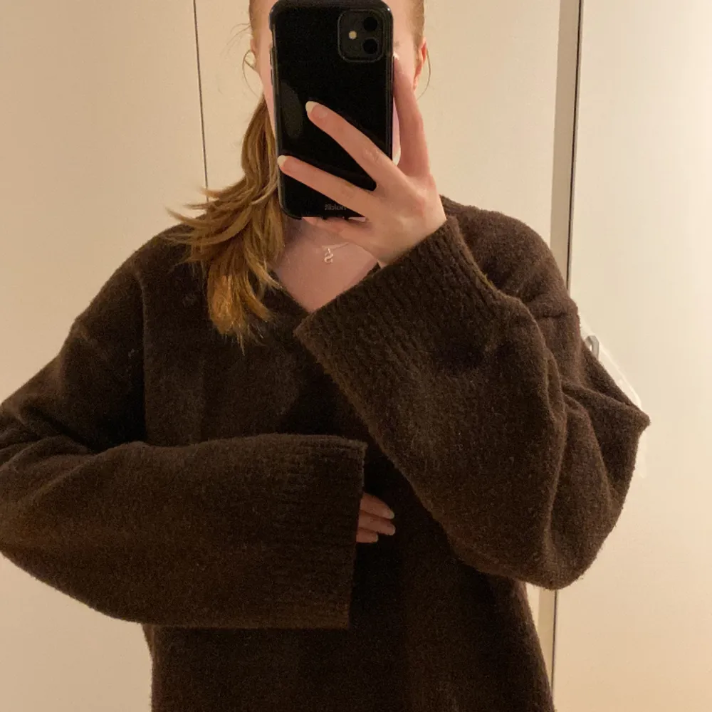 Brun stickad tröja från Weekday. Storlek L men sitter lagom oversize på mig som vanligtvis är S/M, så det är hur man vill att den ska sitta. Sparsamt använd, 5% ull. Stickat.