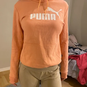 Puma tröja - En fin tröja i en upp piggande färg💕 den är i storlek S men passar Xs. Äkta puma tröja