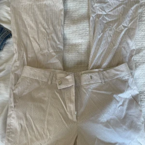 Randiga kostymbyxor  - Snygga vitrandiga kostymbyxor, midwaist💘