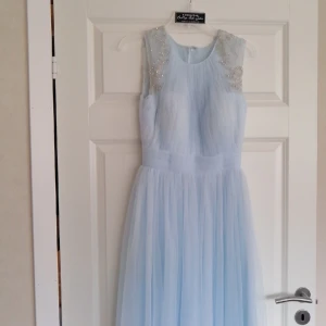 Balklänning + balskor - Säljer min studentbalklänning och balskor Balklänning i storlek 38 Balskor i storlek 37