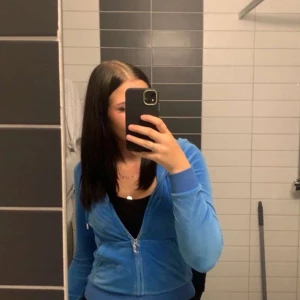 Juicy Couture hoodie - Storlek S i bra skickZ säljer pga att det är för liten för mig. Köpt för 1299kr säljer för 450kr pris kan diskuteras. Skriv för fler bilder eller frågor