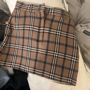 Rutig kjol  - Rutig jätte fin kjol den är i storlek 40 men skulle mer säga 38/36💞