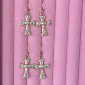 Y2k kors örhängen  - Guldfärgad örhängen som är kors