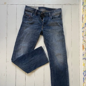 Diesel Jeans W30 L32 - Tjena! Säljer ett par schyssta Diesel jeans med riktig najs fade, det är en straight-leg modell som heter Larkee. Jeansen är knappt använda. Om du har har en fråga tveka inte att fråga!   Kan mötas upp i Södra STHLM eller frakta.