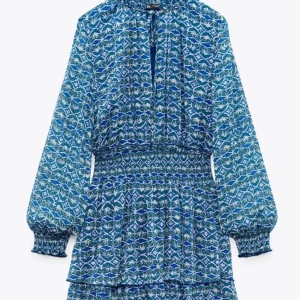 Mönstrad zara klänning  - Säljar min jättesnygga klänning från zara! Den är endast använd 2 gånger och är i superbra skick. Säljer då den har blivit för liten. Kontakta för fler bilder eller frågor❤️💕💗💗💗