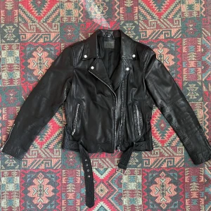 Äkta Läderjacka Jofama  - Läderjacka från jofama som är i mycket bra skick. Finns en fläck på insidan som ej syns när man har den på. I mycket bra skick i övrigt då den använts kanske fyra-fem gånger. Nypris 1800kr🎀