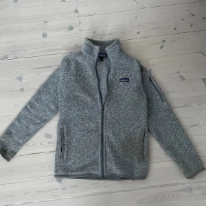Patagonia fleece - Hej, säljer denna snygga Patagonia fleece. Storlek L, men väldigt liten i storlek. Jag skulle säga att den sitter som en S. Litet brännhår på armen därav det låga priset, annars bra skick. Priset är diskuterbart.